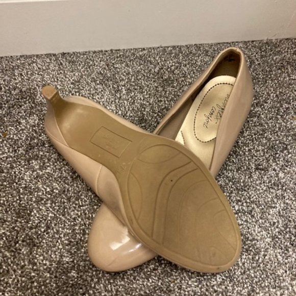 Beautiful Nude Pumps size womens 7 wide - Picture 5 of 7